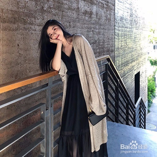 女人四十穿宽松连衣裙,减龄显瘦更提气质