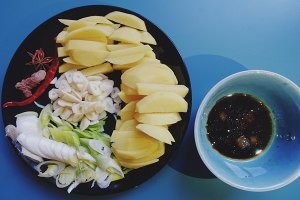 土豆焖排骨的做法