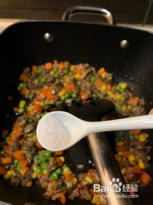 小朋友都喜欢的葱香蔬菜嫩爆牛肉粒的做法