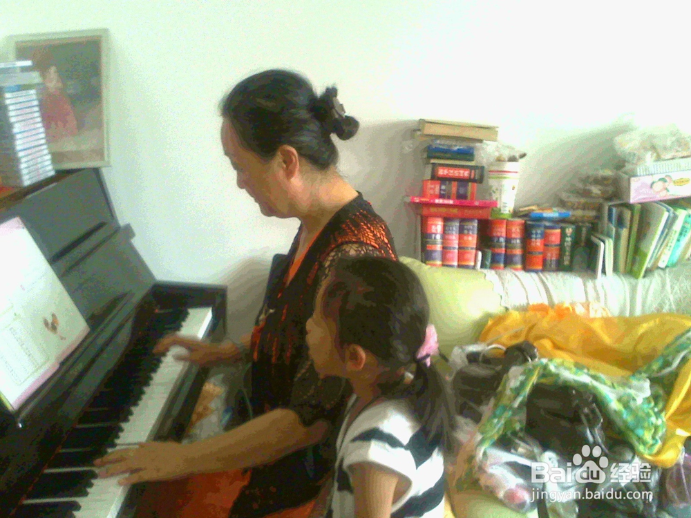 老年人怎样教幼儿弹唱大熊猫开发智力