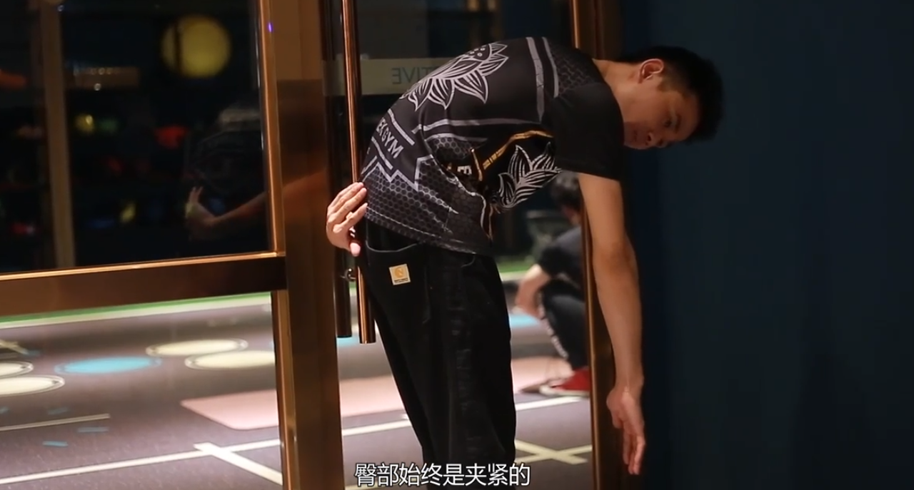 几个缓解腰肌劳损的动作！