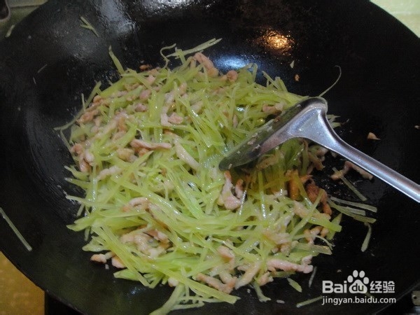 如何炒青笋肉丝？