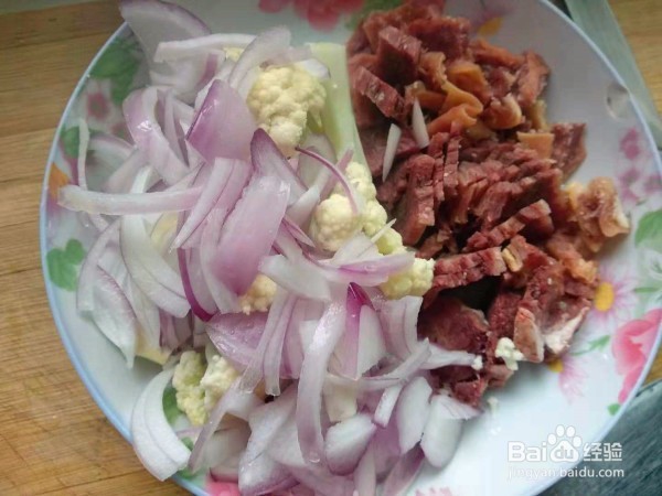 牛肉炒莴苣洋葱的做法