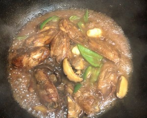 鸡翅炒香菇的做法。教你怎么做鸡翅炒香菇