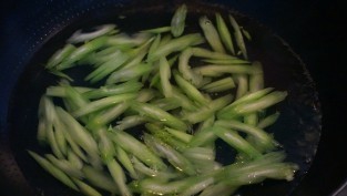 北京风味-香肠炒芹菜