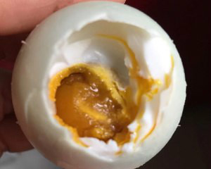 创意菜之鬼火绿辣椒炒咸鸭蛋的方法