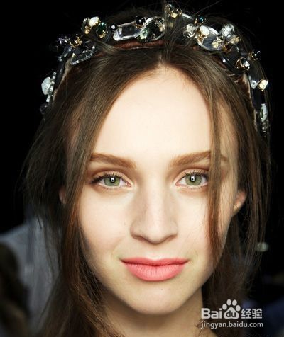 加分的头饰 秀场刮来发箍风,让你锦上添花