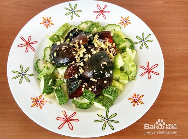 制作凉拌皮蛋黄瓜的攻略