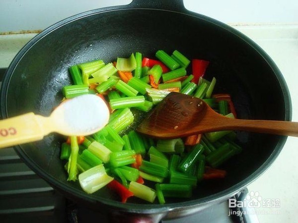 羊肉炒芹菜的做法