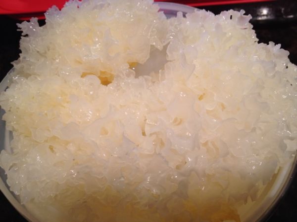 红枣雪梨薏仁银耳汤