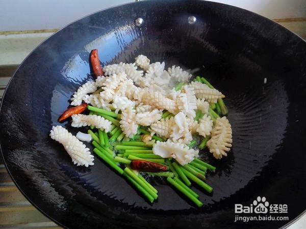 蒜苔炒鱿鱼花怎么做？