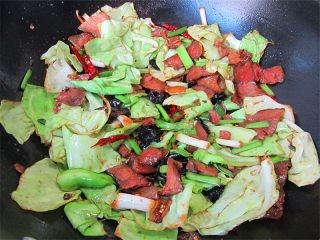 腊肉蒜香卷心菜的做法