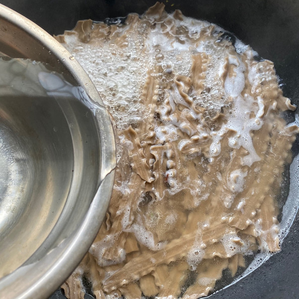 西红柿鸡蛋生菜卤牛肉煮荞麦刀削面