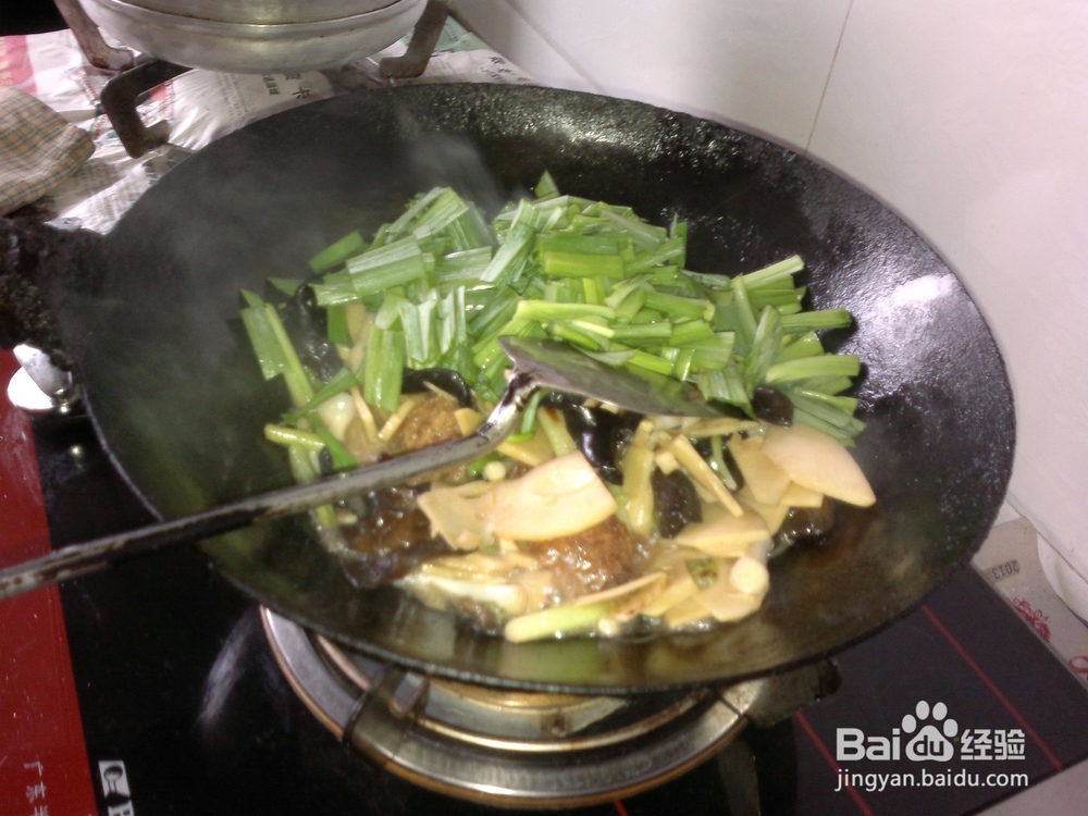 开春应季菜竹笋木耳炒蒜苗的做法