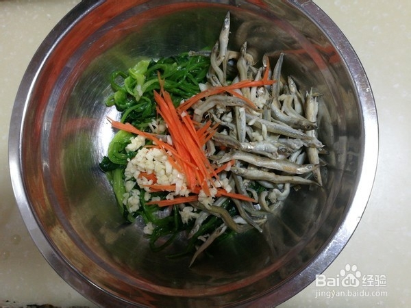 菠菜拌小鱼干