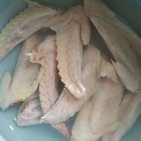 如何制作美味的西芹炒鸡翅尖