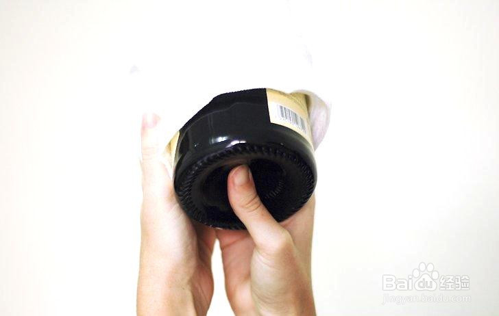 正确地倒一杯香槟酒