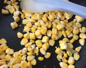 辣白菜玉米炒鸡肉