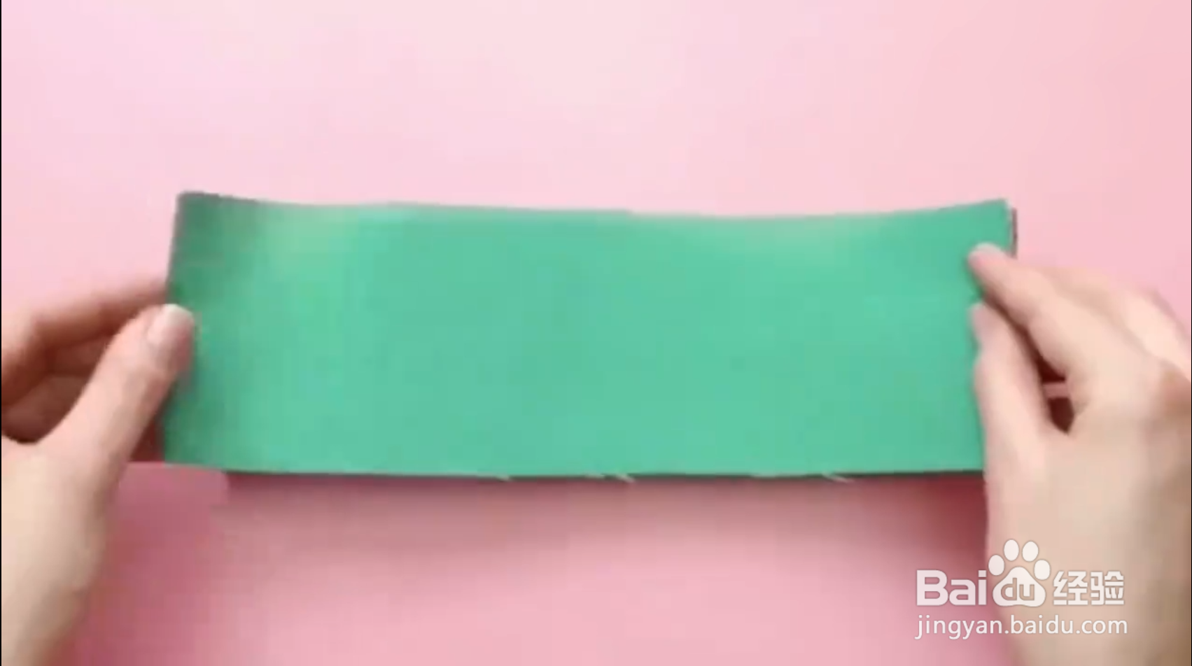 用纸箱做个沙滩椅，可以出去度假啦，芭比好开心