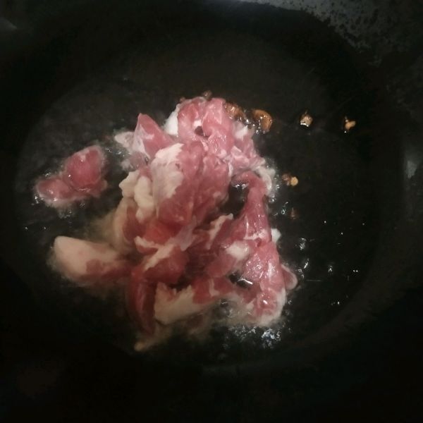 蒜薹肉片白玉菇