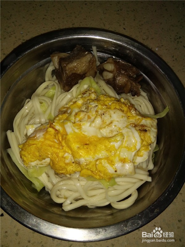 营养早餐排骨鸡蛋面