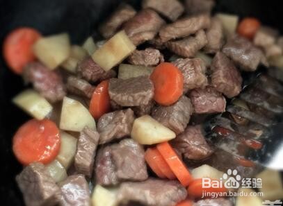 如何自制美味的咖喱土豆炖牛肉