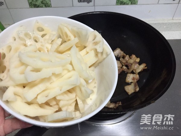 五花肉藕片小炒