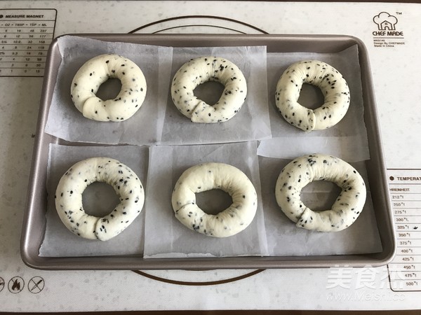 黑芝麻贝果的做法