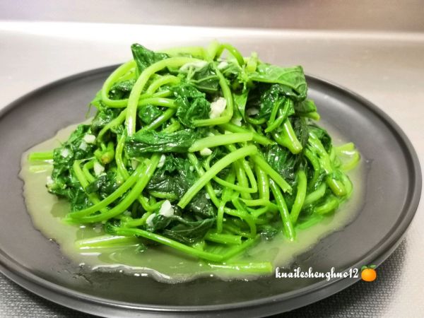 嫩绿蒜蓉地瓜叶