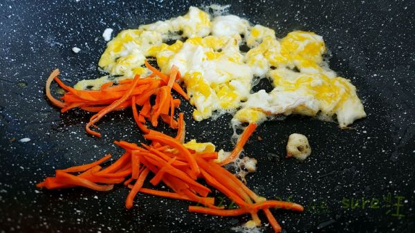 醋蛋生丝炒凉皮