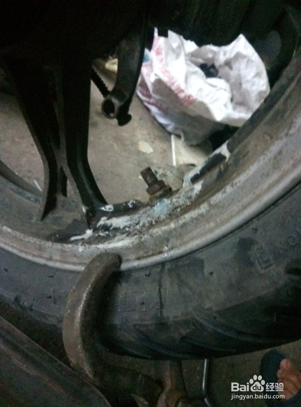 怎样巧换轮胎气门嘴