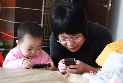 孩子爱玩手机让人很头疼