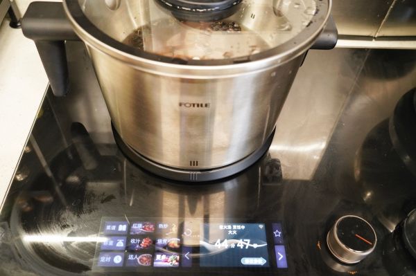 黑枸杞桃胶银耳木瓜牛奶西米露甜汤