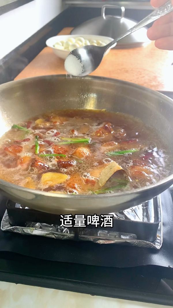 红烧肉炖鹌鹑蛋