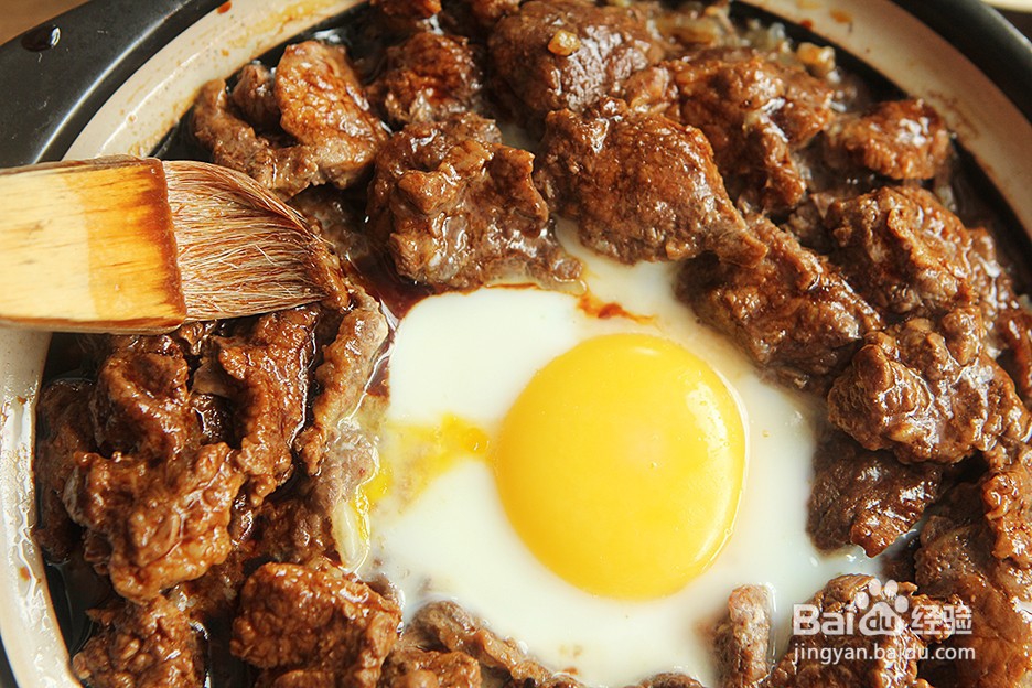 窝蛋牛肉煲仔饭