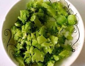 宝宝辅食之翡翠虾球的做法