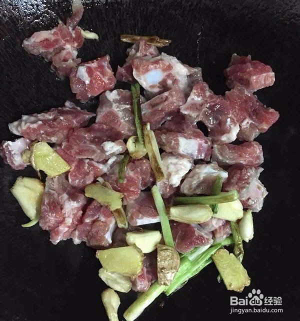 土豆怎么焖排骨？——土豆焖排骨的做法