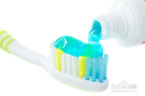 如何快速清洗羽绒服上的油污？