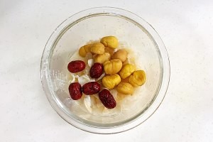 美食汤羹--补品板栗银耳百合汤