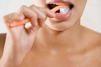 经常抽烟早晨刷牙的时候干呕怎么办？