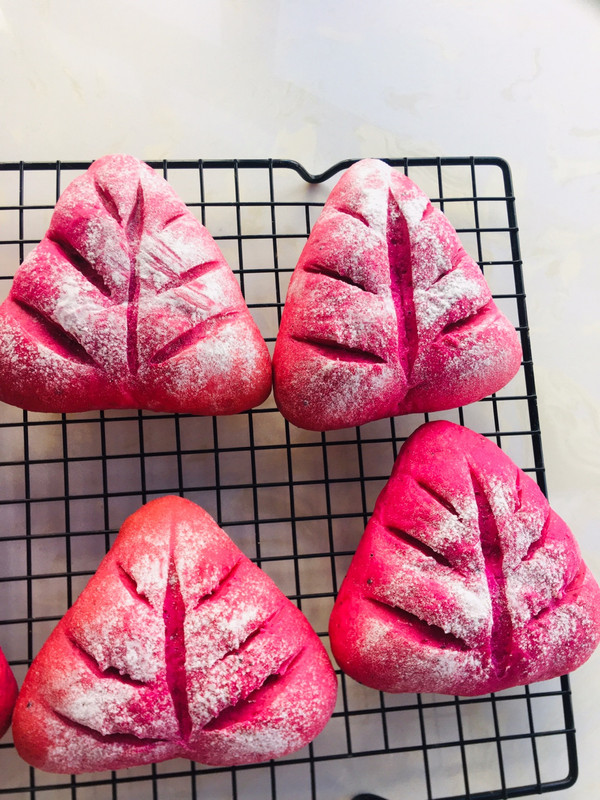 火龙果麻薯坚果软欧包