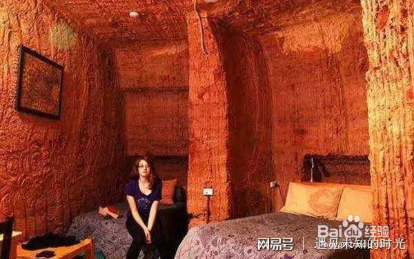 小镇看上去荒无人烟 但居民其实都藏在你脚下