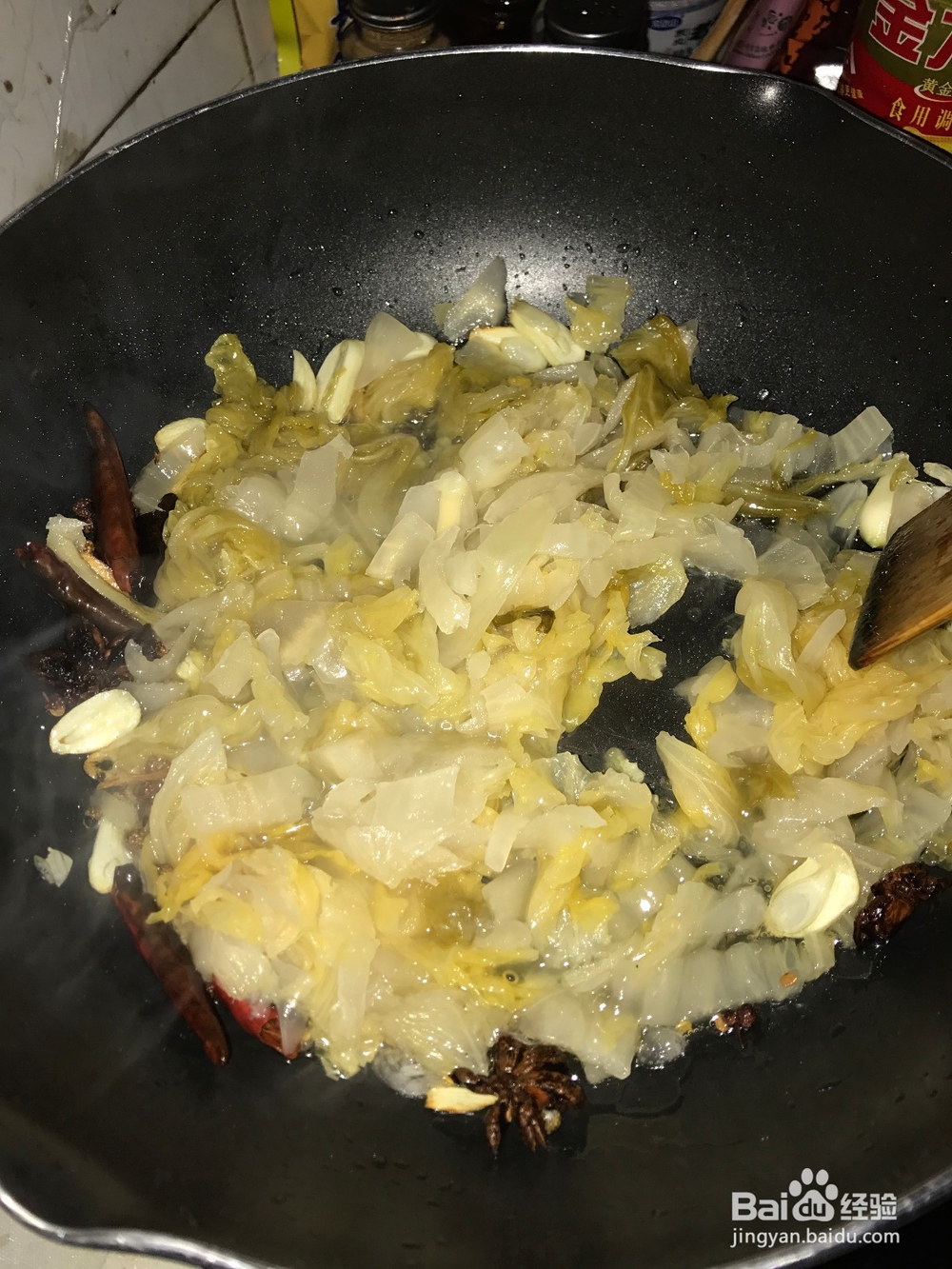 如何制作酸菜排骨炒土豆粉