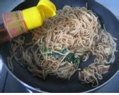 宝宝辅食：开洋葱油拌面