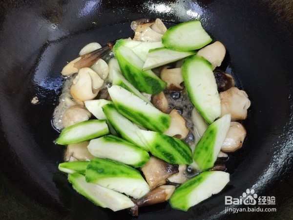 如何做草菇炒丝瓜