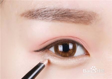 怎么区分卧蚕和眼袋？