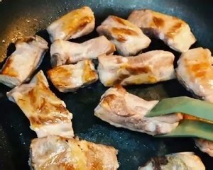 土豆焖排骨的做法