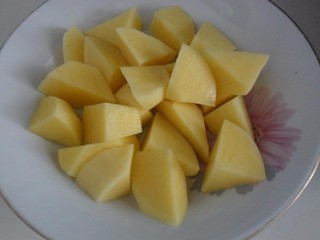 土豆排骨汤简单做——补钙,解馋