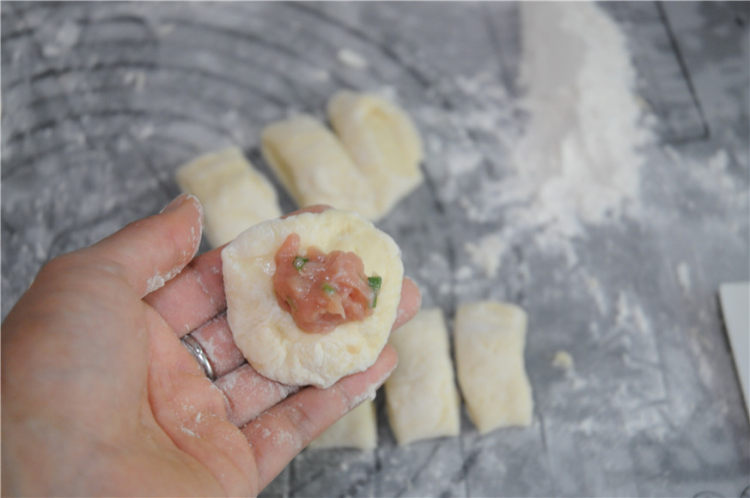 脆底小笼包的做法,好吃不腻!