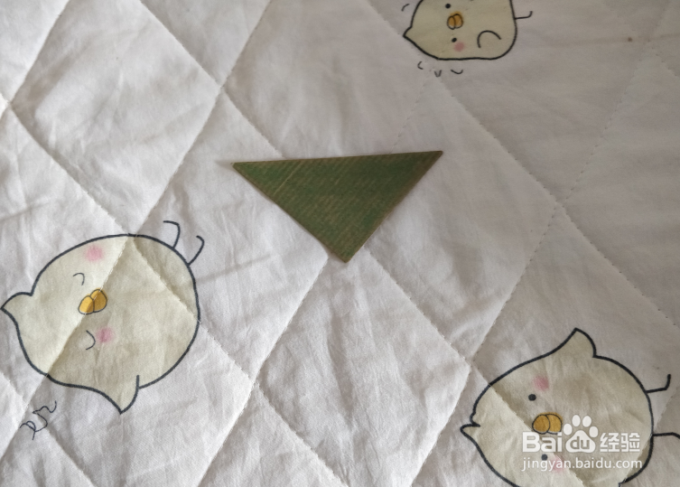 用九巧板怎么拼一个看万花筒的小朋友呢?